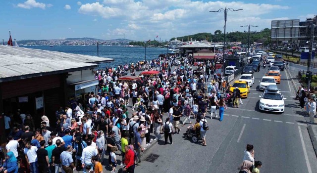 Eminönünde bayram nedeniyle oluşan insan seli havadan görüntülendi