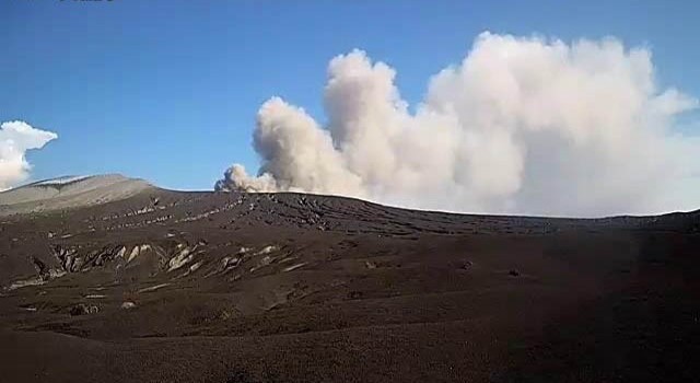 Endonezyadaki Anak Krakatau Yanardağında patlama