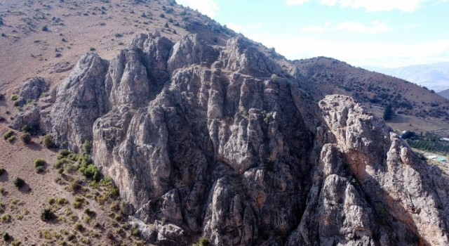 Erzincan'da devasa kayalık üzerindeki kalenin tarihi Tunç Çağına dayanıyor