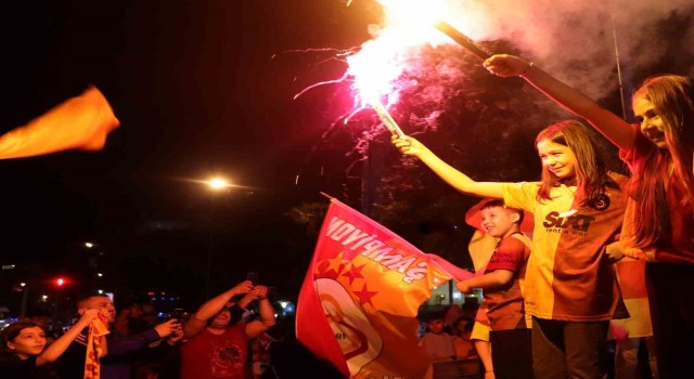 Erzincanda Galatasaray taraftarları meydanı panayır alanına çevirdi