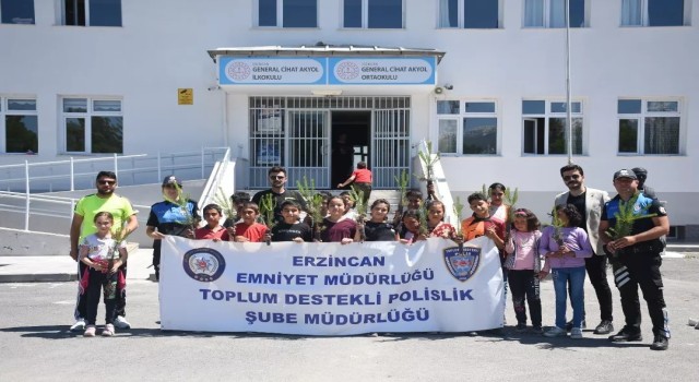 Erzincanda polisler çocuklarla fidan dikti