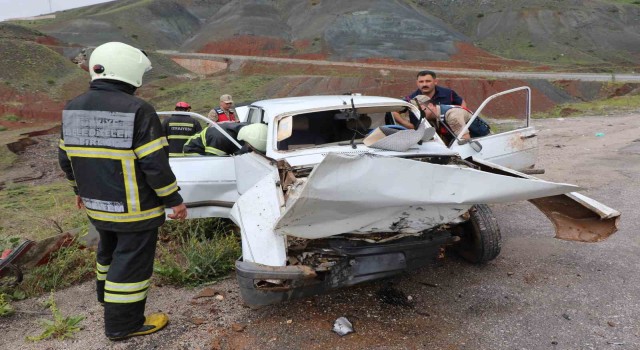 Erzincanda trafik kazası: 2 yaralı