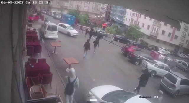 Erzurumda bıçaklı kavga güvenlik kameralarına yansıdı