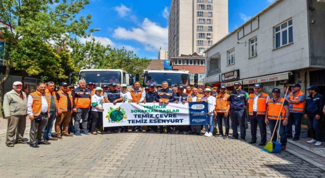 Esenyurt Belediye Başkanı Bozkurt farkındalık için sokakları süpürdü