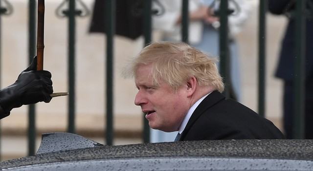 Eski İngiltere Başbakanı Johnson'un parlamentoyu “kasten” yanılttığı tespit edildi
