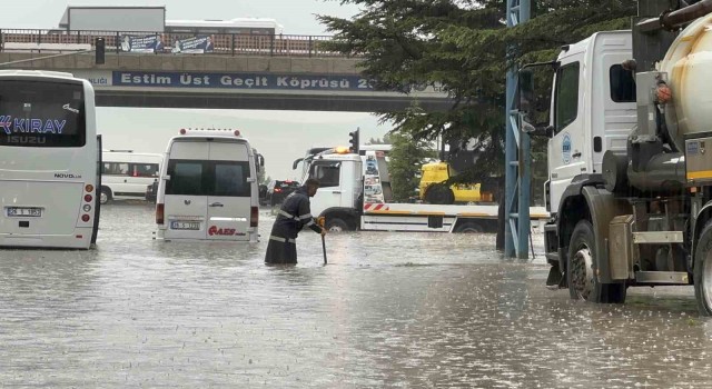 Eskişehirde sağanak hayatı felç etti, bazı araçlar suda mahsur kaldı