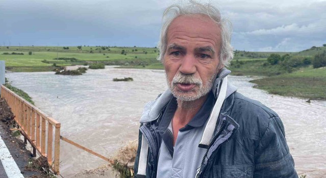 Eskişehirde yıllardır akmayan dere sağanakla taştı, karayolu balçıkla kaplandı