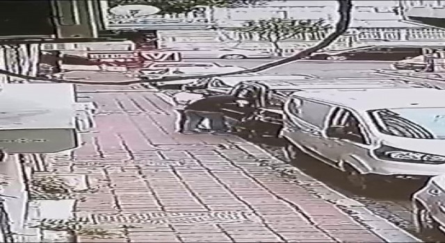 Fatihte lüks aracın içinden televizyon ve 20 bin lira değerinde döviz çaldılar: O anlar kameralara yansıdı