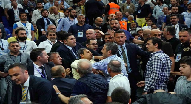 Fenerbahçenin 2022 Yılı Olağan Mali Genel Kurul Toplantısında Başkan Ali Koçun konuşması sırasında salonda gerginlik çıktı ve 15 dakika ara verildi.
