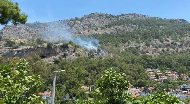 Fethiyede orman yangını büyümeden söndürüldü