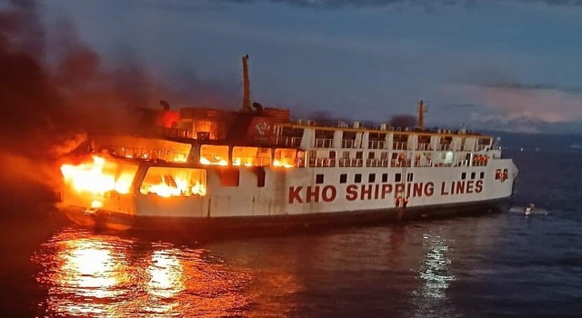Filipinlerde 120 yolcunun bulunduğu feribotta yangın