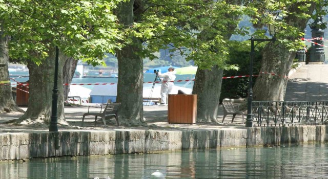 Fransada parkta çocuklara düzenlenen bıçaklı saldırıya ait görüntüler ortaya çıktı