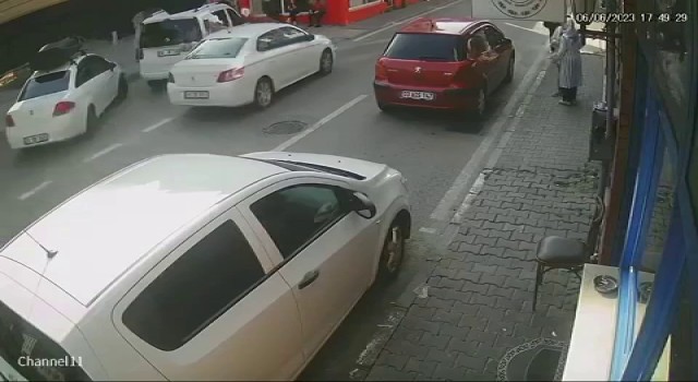 Fren yerine gaza bastı, çarptığı kişiyi metrelerce sürükledi