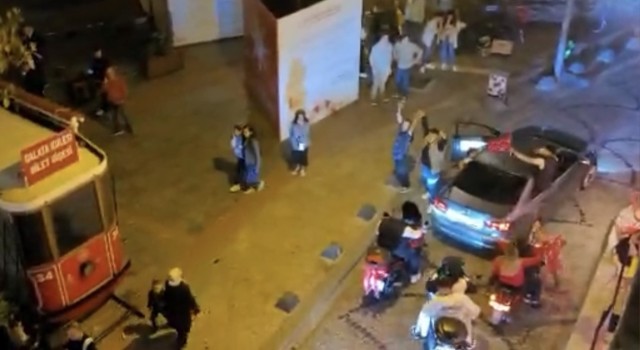 Galatada “pes” dedirten görüntüler: Ortalığı dumana boğup askeri havaya fırlattılar