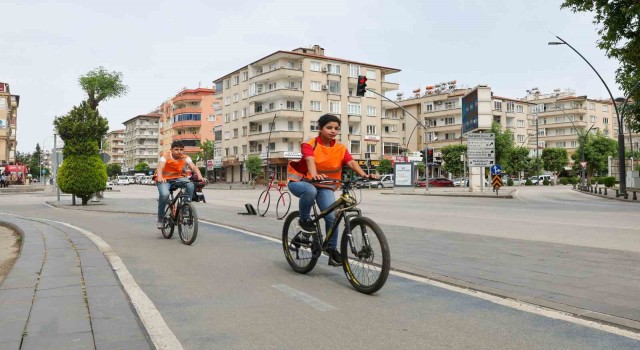 Gaziantepte bisiklet ve elektrikli scooter sürücülerine reflektif yelek dağıtıldı