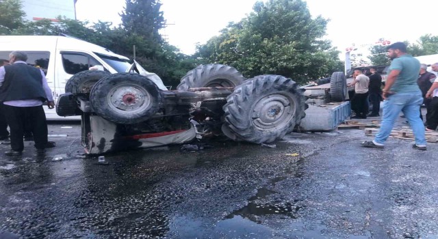 Gaziantepte yolcu servisi ile traktör çarpıştı: 1 ölü, 1 yaralı