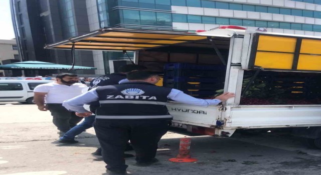 Gebzede zabıta ekipleri seyyar satıcıları denetliyor