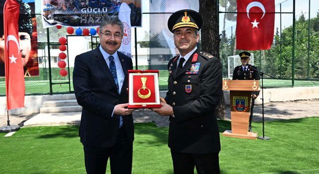 Geçici karakol ve halı sahanın açılışı protokol tarafından yapıldı