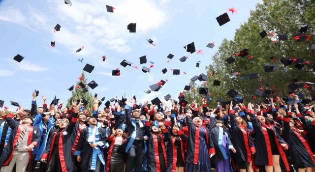 Gediz Sağlık Hizmetleri Meslek Yüksekokulunda mezuniyet coşkusu