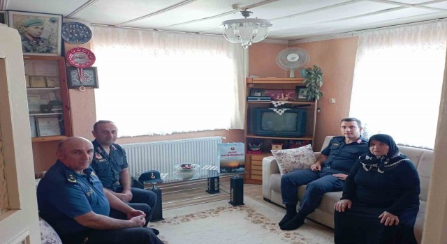 Gedizde bayram öncesi protokol üyelerinden şehit ailelerini ziyaret