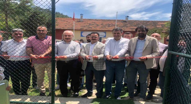 Gedizde merhum muhtar Ali Rıza Güneşin adı köyünde açılışı yapılan halı sahaya verildi