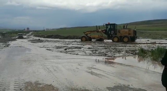 Gemerekte sel yolu ulaşıma kapattı