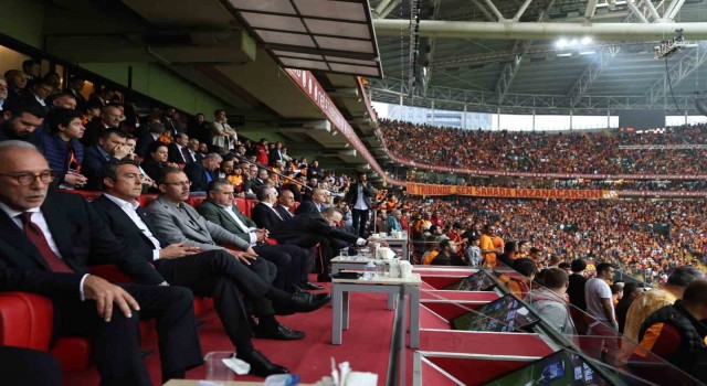 Gençlik ve Spor Bakanı Osman Aşkın Bak, derbiyi takip etti