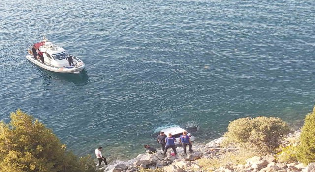 Gevaşta araç göle uçtu: 2 ölü