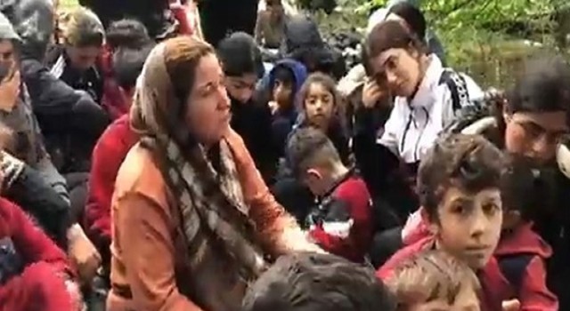 Göçmenler Yunanistanda nehirdeki adacıkta mahsur kaldı