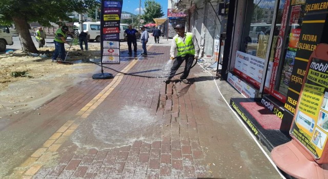 Gölbaşı Belediyesi, cadde ve sokakları temizliyor