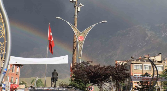 Hakkaride gökkuşağı güzelliği