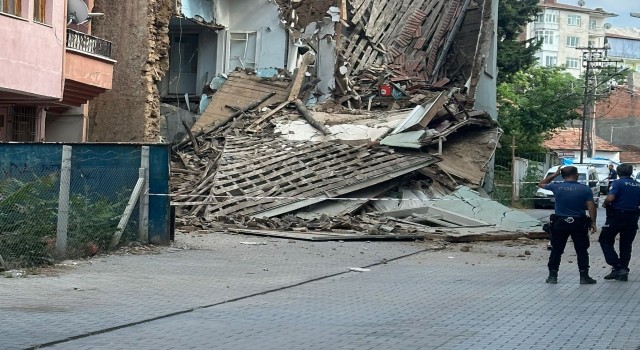 Hasarlı kerpiç evde göçük meydana geldi