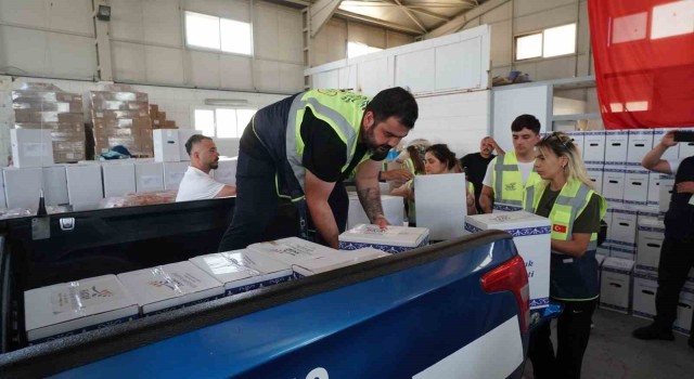 Hatay'ın 15 ilçesine gıda ve hijyen kolisi