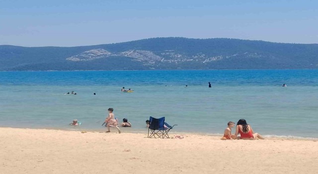 Hava sıcaklığı 35 dereceye yükseldi, Didimliler soluğu sahilde aldı