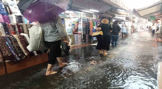 Her yağmurda olduğu gibi İzmiri yine sağanak vurdu