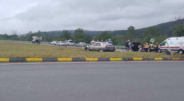 Hurdaya dönen otomobildeki 5 kişi yaralandı