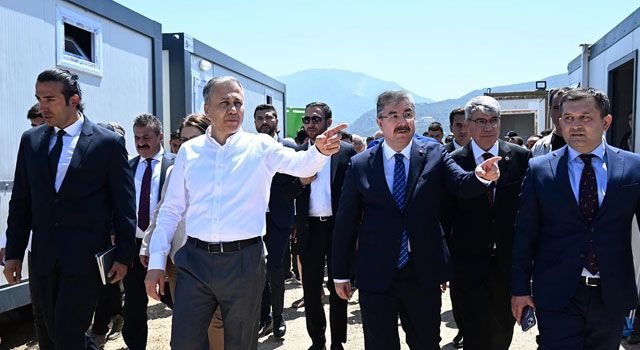 İçişleri Bakanı Yerlikaya, Osmaniye'deki Depremzedelerle Buluştu
