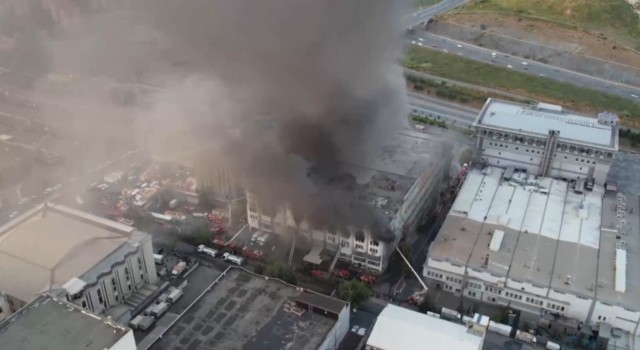 İkitelli Organize Sanayi Bölgesinde iş hanı yangını dron ile görüntülendi