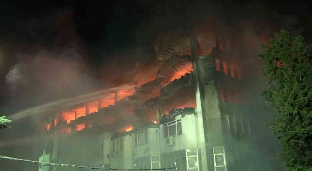 İkitellideki yangında söndürme çalışmaları devam ediyor