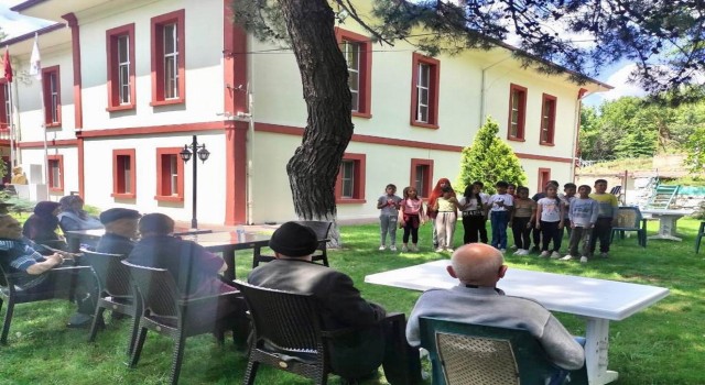 İlkokul öğrencileri huzurevi sakinlerinin gönlünü aldı