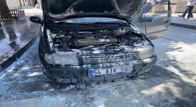 Işıkta bekleyen otomobilin motoru alev aldı