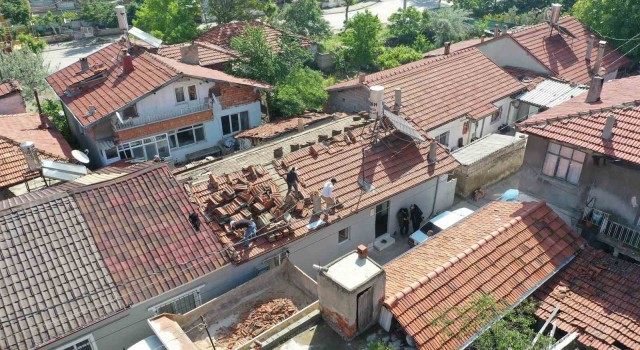 Isparta Belediyesi tarafından evinin çatısı yenilenen kadın: Belediyemiz kimsesizlerin kimsesi