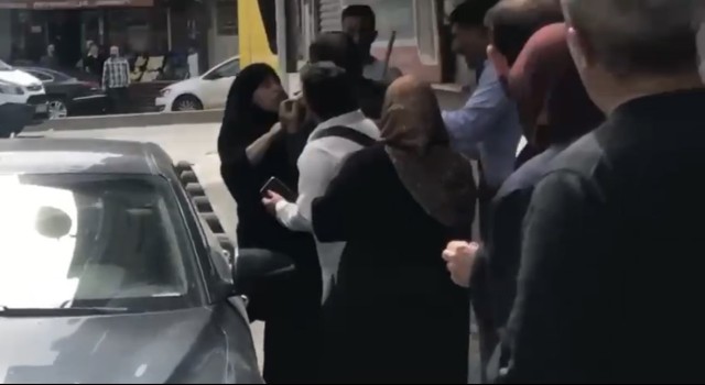 İstanbulda bıçaklı çöp atma kavgası kamerada: Kadın dükkanın camını kırdı
