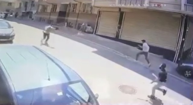 İstanbulda gençlerin laf atma kavgası kanlı bitti: 1 ölü, 1 yaralı