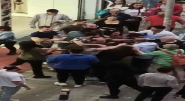 İstanbulda iki kadın esnafın yer kavgası kamerada