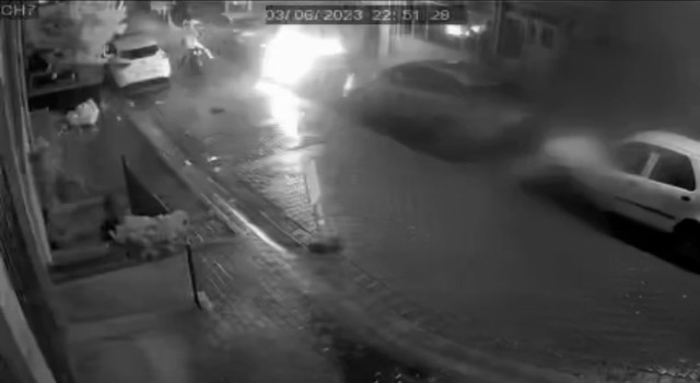 İstanbulda kundakçı eski sevgili dehşeti kamerada: Benzin döküp aracı yaktı