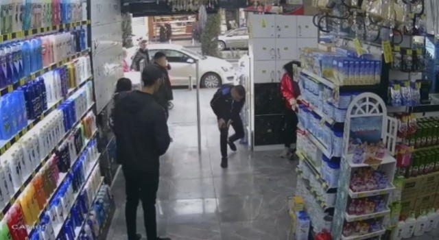 İstanbulda silahlı saldırı kamerada: Yanlış adamı vurmuş