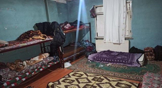 İstanbulda şok evlerine yönelik operasyonda 40 düzensiz göçmen yakalandı