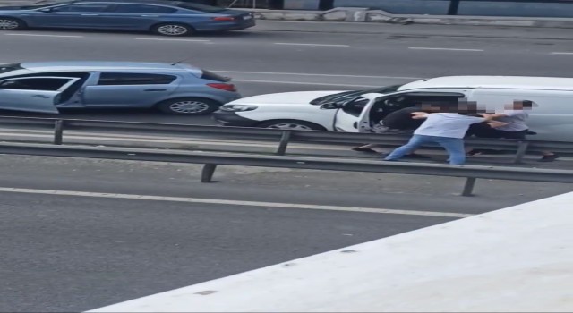 İstanbulda yumruklu trafik kavgaları kamerada