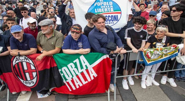 İtalyanın eski Başbakanı Berlusconi son yolculuğuna uğurlandı